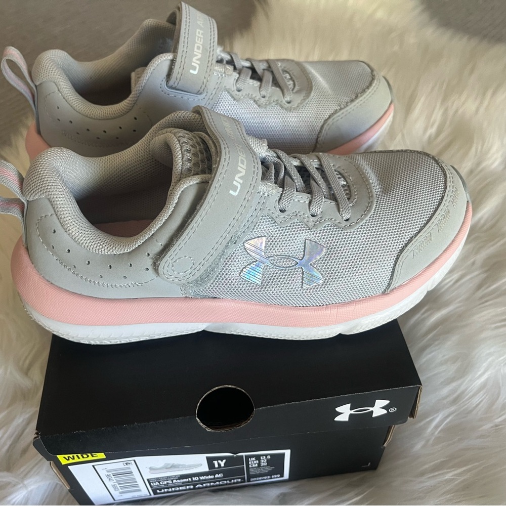 🦩CLEARANCE🦩 Under Armour Youth Gray and Pink Athletic Shoes